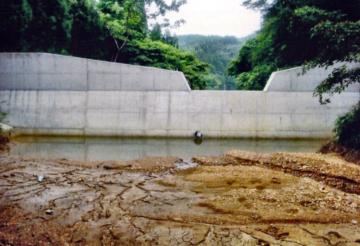 治山ダムを上流側から見た様子