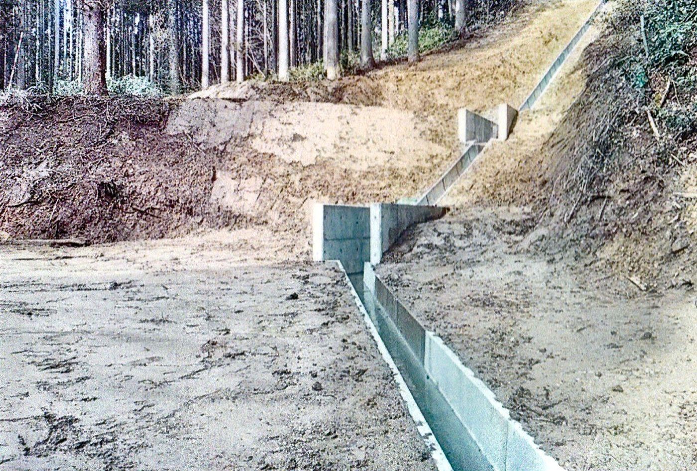 杉林の斜面を下るコンクリート水路