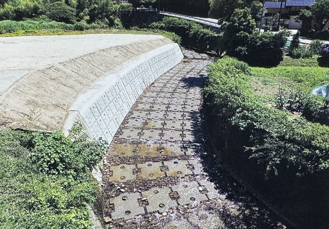 上庄川のブロック積み護岸