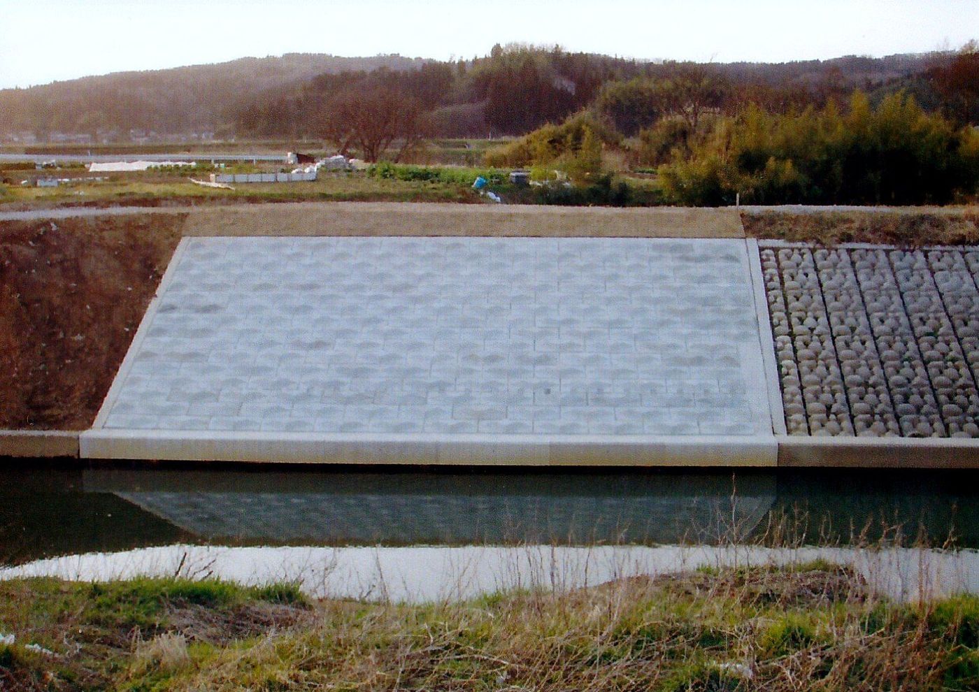 上庄川柿谷工区のブロック張り護岸